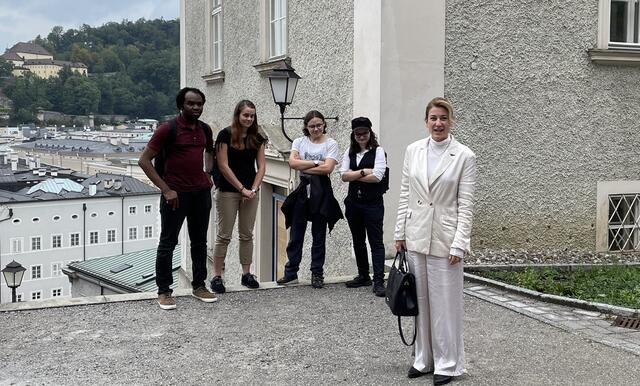 Start des Spaziergangs beim Stefan Zweig-Zentrum. | Foto: Anna-Katharina Wintersteller