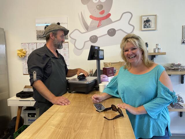 Conny Billmeier aus der Stadt Salzburg kauft gerne in der "fressbar" ein. | Foto: Anna-Katharina Wintersteller