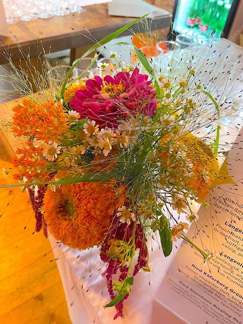 Blumenschmuck auf den Stehtischen | Foto: Necker