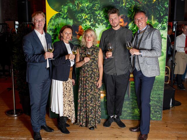 
Michael Duscher – GF Niederösterreich Werbung, Susanne Kraus-Winkler – Tourismus-Staatssekretärin, Julia Lacherstorfer und Simon Zöchbauer von Ramsch &amp; Rosen, Jochen Danninger – Tourismuslandesrat | Foto: Necker