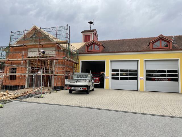 Das Feuerwehrhaus Olbendorf erhält einen Zubau.  | Foto: Elisabeth Kloiber