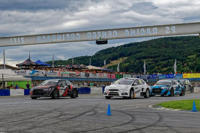 Tamas Karai (l.) holte sich den Sieg bei den Supercars. | Foto: RCC-Süd