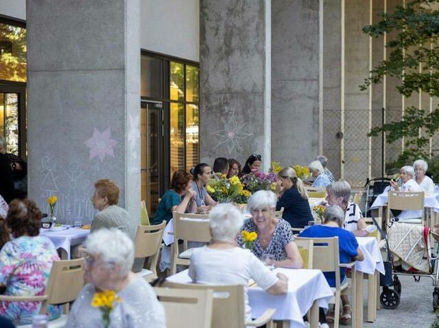 Das Tageszentrum Simmering blickt auf freudige zehn Jahre zurück. Zur Feier sind viele zufriedene Kundinnen und Kunden erschienen. | Foto: BV11