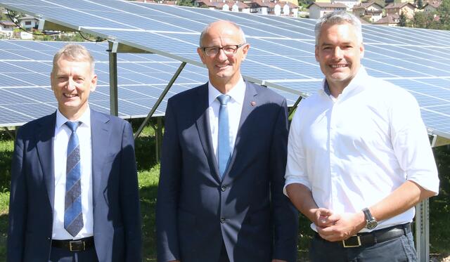 Bundeskanzler Karl Nehammer, Wirtschaftslandesrat Anton Mattle mit TIWAG-Vorstandsvorsitzenden Erich Entstrasser (li.) beim Lokalaugenschein in Jenbach. | Foto: Walpoth