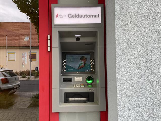 Bankomat beim Gemeindezentrum Olbendorf in Betrieb genommen: Vor kurzem kann in der Gemeinde wieder Bargeld abgehoben werden.  | Foto: Elisabeth Kloiber