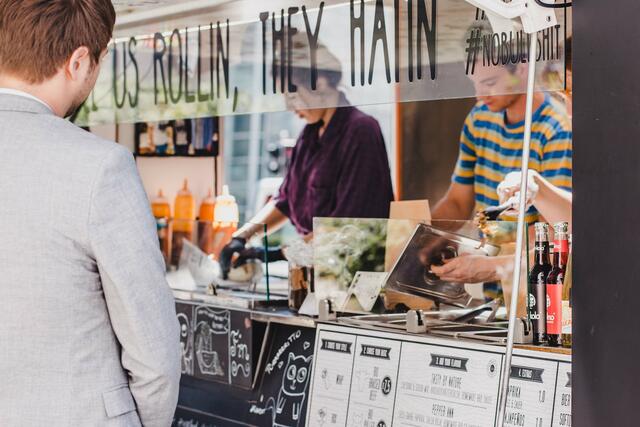 Aus dem Food-Trucks gibt es gesundes Essen. | Foto: Wrapstars