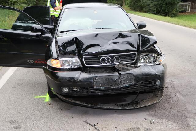Zwei Personen wurden bei dem Auffahrunfall auf der B137 am 23. August verletzt – sie mussten ins Krankenhaus eingeliefert werden.  | Foto: Markus Bäumler/zema-medien.de
