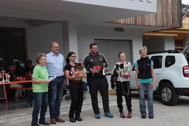 Auch Bürgermeister Erich Stampfer gratulierte den Siegern sowie Inge Hertenberger für die erfolgreiche Veranstaltung.  | Foto: Privat