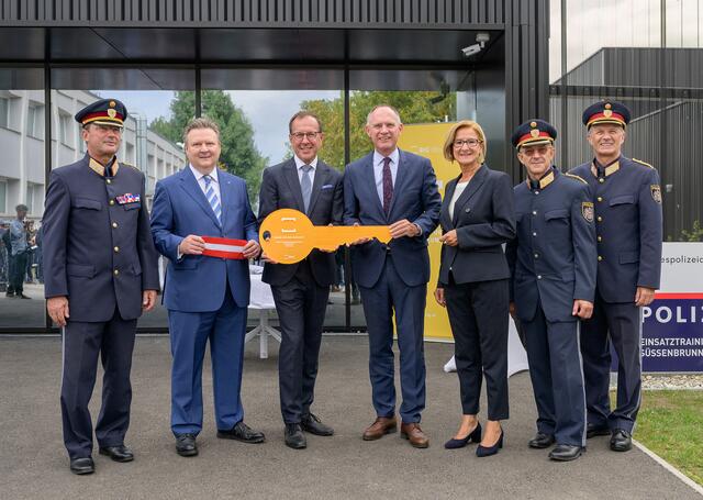 8312: Landeshauptfrau Johanna Mikl-Leitner eröffnete gemeinsam mit Bürgermeister Michael Ludwig (links) und Bundesminister Gerhard Karner das Einsatztrainingszentrum Süßenbrunn.
Wiens Landespolizeipräsident Gerhard Pürstl, Bürgermeister Michael Ludwig, Geschäftsführer Wolfgang Gleissner (BIG), Bundesminister Gerhard Karner, Landeshauptfrau Johanna Mikl-Leitner, Brigadier Andreas Kohs und Landespolizeidirektor Franz Popp bei der feierlichen Eröffnung
 | Foto: NLK Burchhart