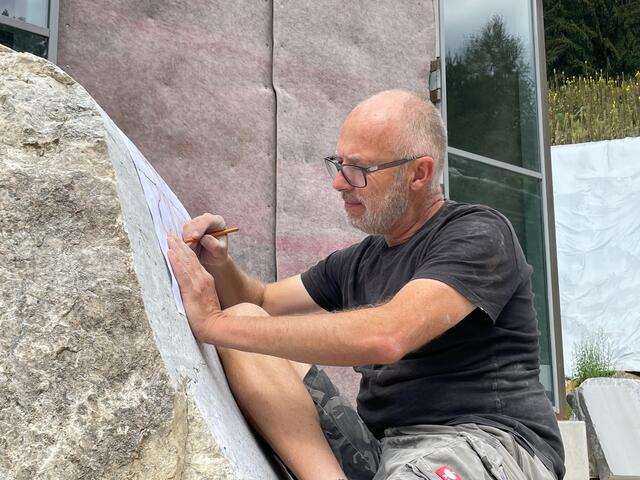 Thomas Györi beim Bearbeiten des Steins in seinem Atelier. | Foto: Györi
