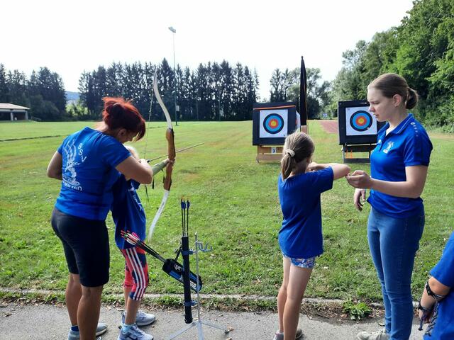 Heidelinde Jeitler und ausgebildete Trainer zeigten den  Jugendlichen die Grundbegriffe des Bogen- und Blasrohrsports | Foto: KK