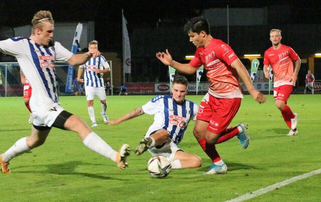 Hart erkämpfter 2:1 Arbeitssieg für Wurnig, Pfeifer, Juffinger und Co über den SC Schwaz (rot). | Foto: Schwaighofer