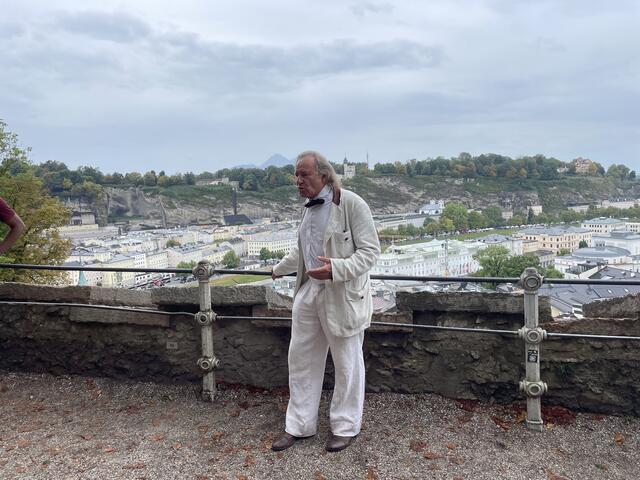 An einem regnerischen Tag führten Friderike Zweig (Julienne Pfeil) und Stefan Zweig (Walter Sachers) durch Salzburg.  | Foto: Anna-Katharina Wintersteller
