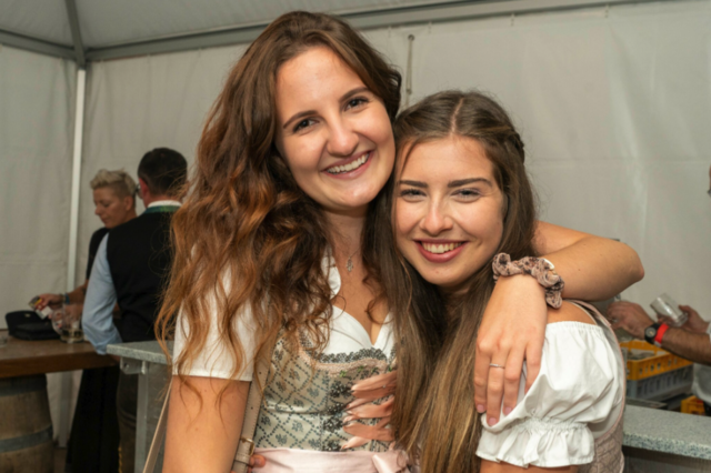 Komm in Tracht: Ob steirisch oder modern, ob Dirndl oder Lederhose, erlaubt ist beim Wiesenfest alles, was gefällt. | Foto: Klaus Pressberger