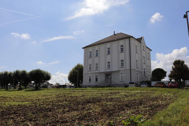 Hier oben am Thalheimer Kirchenberg soll am Feld neben der Landesmusikschule das neue Wohnbauprojekt entstehen. | Foto: BRS/Jakaubek