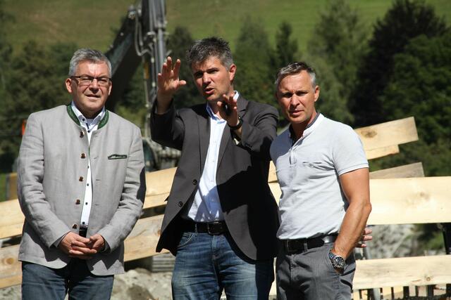 Landesrat Josef Schweiger (links) bei der Unterschrift für die Verbauung des Manlitzbaches in Uttendorf. zusammen mit Gebhard Neumayr (WLV Pinzgau) und Bürgermeister Hannes Lerchbaumer. | Foto: Land Salzburg/Melanie Hutter