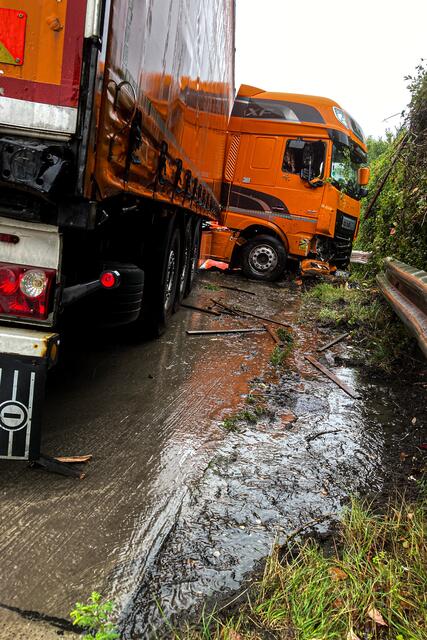Ein Lastwagen hat am Dienstagmittag bei einem Unfall auf der A1 Westautobahn bei St. Florian in Fahrtrichtung Wien etwa 600 Liter Diesel verloren. | Foto: TEAM FOTOKERSCHI.AT / FW ST. FLORIAN
