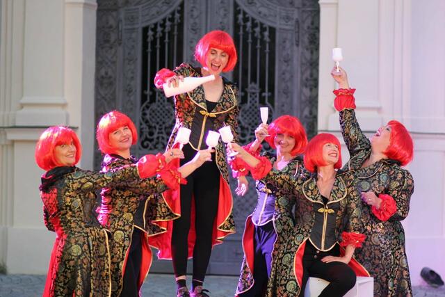Das Team der frauJedermann-Darstellerinnen vor der Rodauner Bergkirche. | Foto: Rodauner Theatersommer