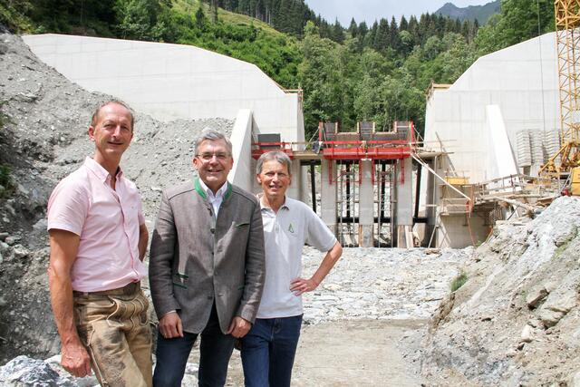 Bürgermeister Johann Rohrmoser (links), Landesrat Josef Schwaiger und Leonhard Krimpelstätter von der Wildbach und Lawinenverbaung, bei der Verbauung des Großarler Schiedbachs | Foto: Land Salzburg/Melanie Hutter