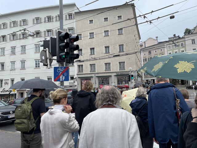 An einem regnerischen Tag führten Friderike Zweig (Julienne Pfeil) und Stefan Zweig (Walter Sachers) durch Salzburg.  | Foto: Anna-Katharina Wintersteller