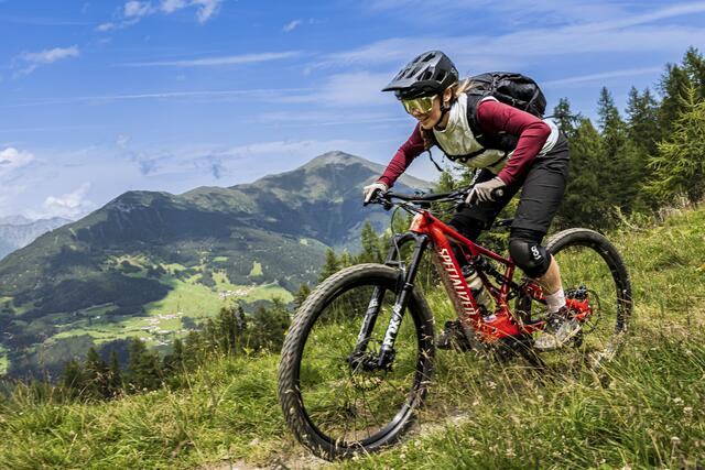 Profi-Bikerin Celine Blochberger ist zwischen den Alpendörfer Serfaus, Fiss und Ladis unterwegs - ein Tor in die faszinierende Bergwelt der Samnaungruppe. | Foto: ServusTV / Andreas Kaboto Photography