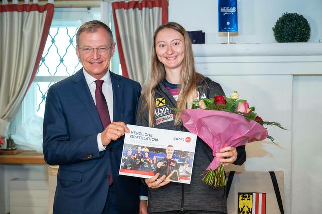 Landeshauptmann Thomas Stelzer gratuliert der neuen Tischtennis-Europameisterin Sofia Polcanova. | Foto: Land OÖ/Peter Mayr