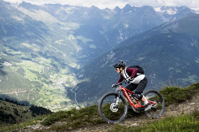 Profi-Bikerin Celine Blochberger ist zwischen den Alpendörfer Serfaus, Fiss und Ladis unterwegs - ein Tor in die faszinierende Bergwelt der Samnaungruppe. | Foto: ServusTV / Andreas Kaboto Photography