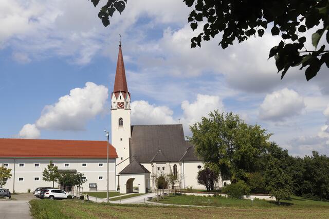 In Sichtweite der Kirche in Thalheim wird das soziale Wohnprojekt geplant. | Foto: BRS
