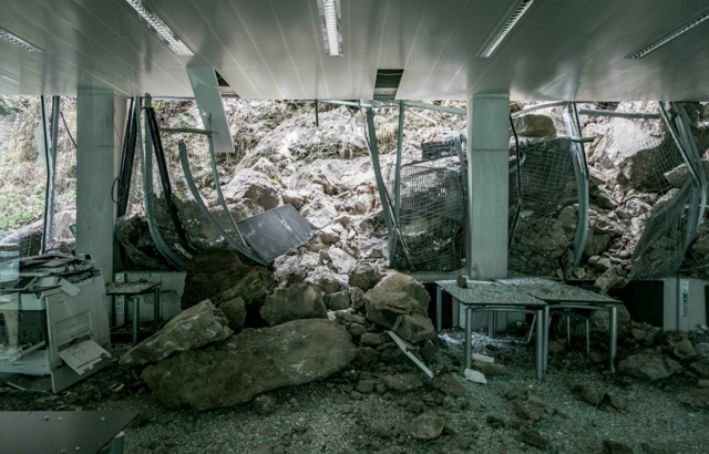 Den Einsatzkräften bot sich ein Bild der Verwüstung: durch den Felssturz wurde der Lesesaal im Haus der Stadtgeschichte zerstört.  | Foto: Stadt Salzburg