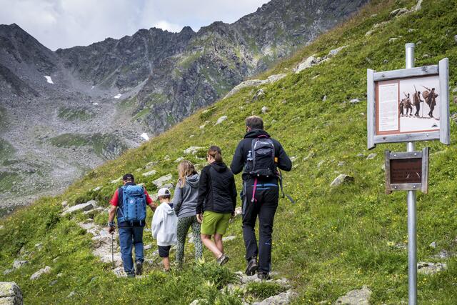 Dorfchronist Thomas Purtscher kennt jeden Winkel der Gegend. | Foto: ServusTV / Andreas Kaboto Photography