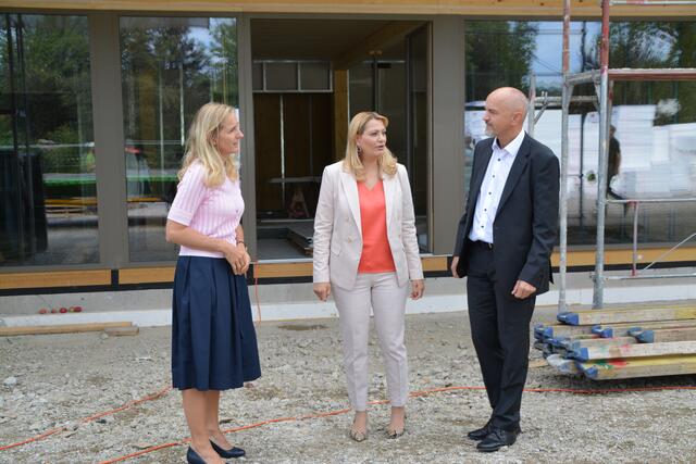 CERAMICO-Geschäftsführerin und Schuldirektorin Anita Wolf, Bildungslandesrätin Daniela Winkler und Bildungsdirektor Heinz Josef Zitz besichtigten den Rohbau des zukünftigen Internats.  | Foto: Barbara Diewald