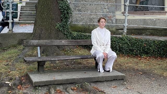 An einem regnerischen Tag führten Friderike Zweig (Julienne Pfeil) und Stefan Zweig (Walter Sachers) durch Salzburg.  | Foto: Anna-Katharina Wintersteller
