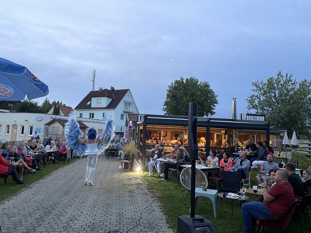 100 BesucherInnen wurden von witzigen Parodien, faszinierenden Kostümen und niveauvollen Darbietungen unterhalten. | Foto: Wohnzimma