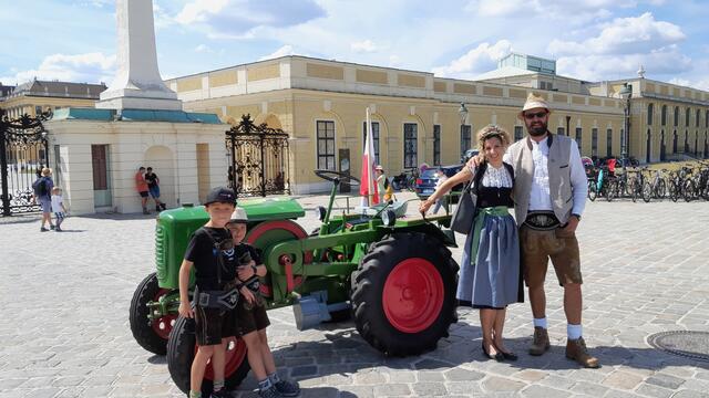 Andreas und Barbara Kalchschmid mit ihren Söhnen Fabio und Matteo. Für die Bewerbung des ersten Stubaier Oldtimertreffens ließ man sich einiges einfallen! | Foto: privat