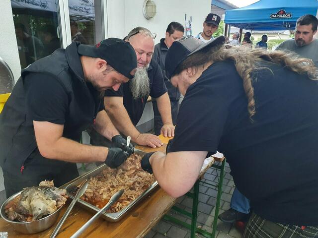Das gemeinsame Grillen macht allen Spaß. | Foto: Schluchtengriller