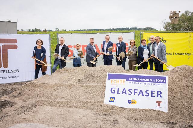 Angela Stransky (GF Breitband Holding), Reinhard Baumgartner (GF nöGIG), Gemeinderätin Doris Scharner (Wang), Bürgermeister Michael Hülmbauer (Ferschnitz), Landesrat Jochen Danninger, Bürgermeister Wolfgang Pöhacker (Steinakirchen am Forst), Bürgermeisterin Maria Kogler (Neuhofen an der Ybbs), Landtagsabgeordnete Michaela Hinterholzer, Bürgermeister Johann Weingartner (Euratsfeld), Landtagsabgeordneter Anton Erber | Foto: Christian Lendl