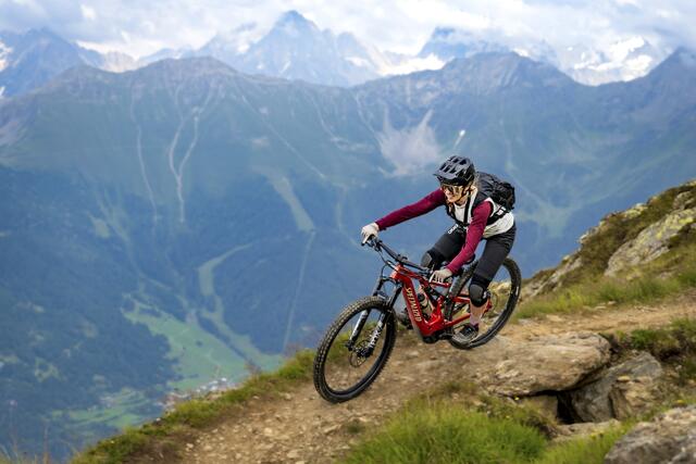 Profi-Bikerin Celine Blochberger ist zwischen den Alpendörfer Serfaus, Fiss und Ladis unterwegs - ein Tor in die faszinierende Bergwelt der Samnaungruppe. | Foto: ServusTV / Andreas Kaboto Photography