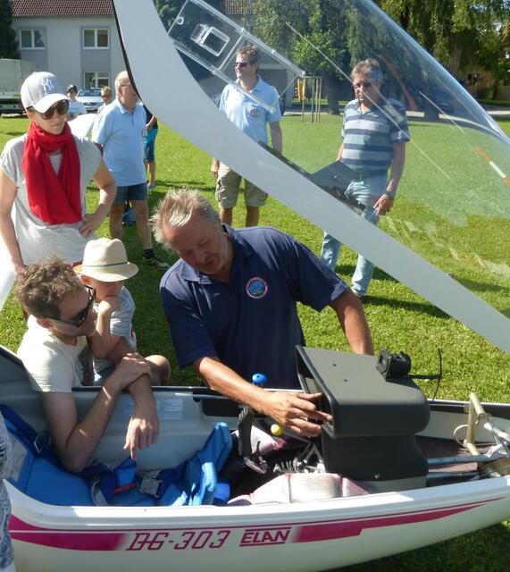 Die Kinder bekamen gemeinsam mit den Begleitpersonen einen Einblick in das Cockpit.  | Foto: OÖ Familienbund 
