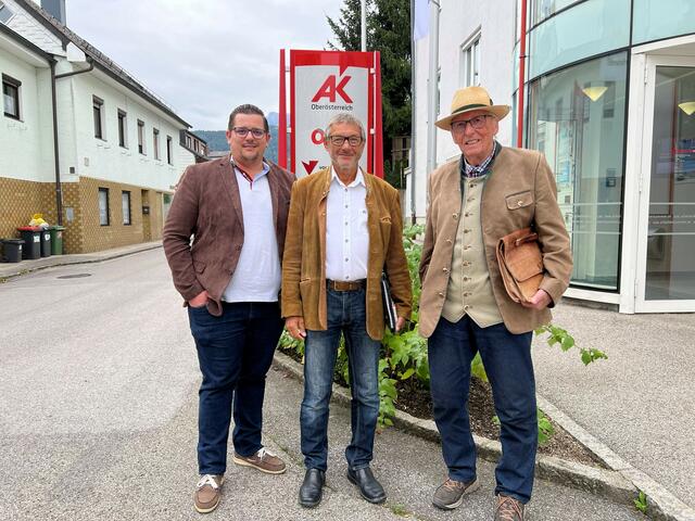 ÖGB-Regionalsekretär Dominik Gessert (links) mit dem neu gewählten Pensionistenvorsitzenden Helmut Hochegger (Mitte) und seinem Vorgänger Rupert Traunbauer (rechts).
 | Foto: ÖGB Gmunden