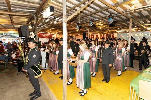 Kurz vor dem Festakt im urigen Stangenzelt beim Obertrauner Musikfest. | Foto: Manfred Schöpf