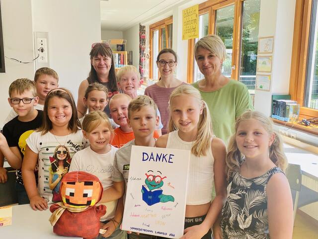 In der Bibliothek Lurnfeld wurde durch die Bücherregale geschmökert.  | Foto: Bibliothek Lurnfeld