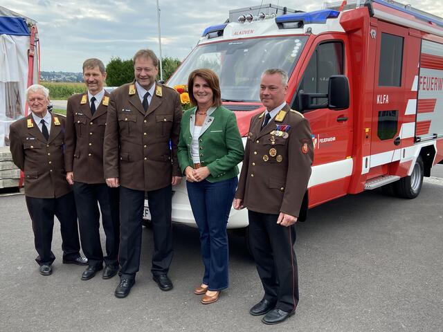 Sabine Binder mit den Funktionären der Freiwilligen Feuerwehr Alkoven. | Foto: FPÖ Grieskirchen/Eferding