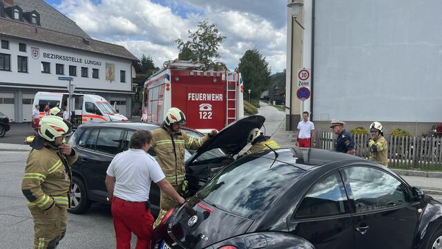 In der Tamsweger Josef-Ehrenreich-Straße auf Höhe des Standorts des Roten Kreuzes prallten zwei Autos zusammen. | Foto: Freiwillige Feuerwehr Tamsweg