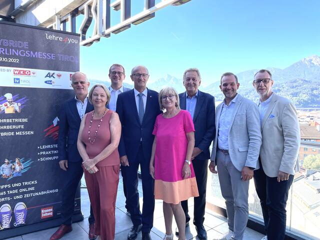 Max Kloger (IV), Sabine Platzer-Werlberger (AMS), Wolfgang König (Kaiser Beteiligungs GmbH), LR Anton Mattle, LR Beate Palfrader, Erwin Zangerl (AK-Präs.), David Narr (WKT) und Klaus Schuchter (Fachkräftekoord. Land Tirol)