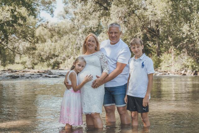 Familie Reitmayr besteht zurzeit aus vier Personen - eine fünfte ist gerade auf dem Weg. Witzig, dass genau bei der Ankunft der Störche, Katharina Reitmayr hochschwanger ist. | Foto: Bianca Meindl Fotogalerie