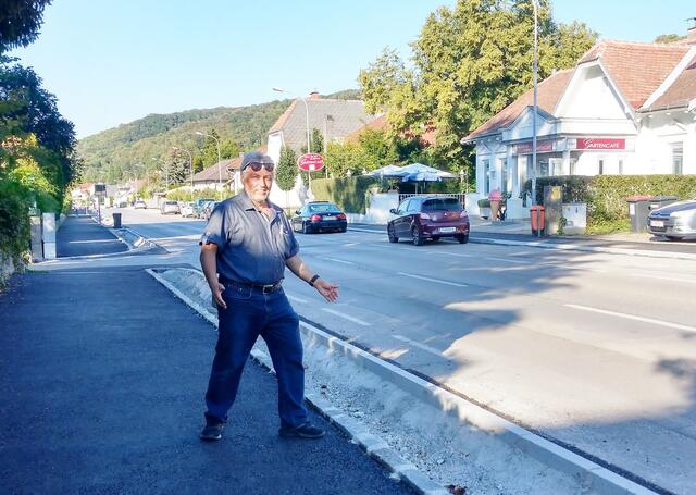 Gemeinderat Markus Kolar ist besorgt. Der ein Meter breite Streifen lässt wenig Platz für eine Grünfläche mit Bäumen. | Foto: Markus Kolar