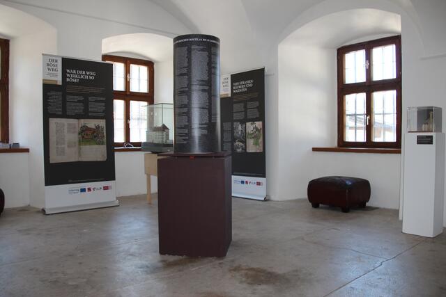 Die grenzüberschreitende Wanderausstellung "Der böse Weg. Die europäische Verkehrsader über den Reschen" ist bis 26. Oktober 2022 auf Schloss Sigmunsried zu sehen. | Foto: Kulturverein SigmundsRied