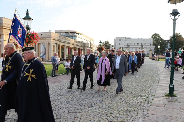 Neben den zahlreichen Ehrengästen war auch der Bürgermeister der Partnergemeinde Colmar Eric Straumann sowie Delegationen aus den anderen Partnergemeinden Bad Kissingen und Sopron beim Festakt. | Foto: Sandra Koeune