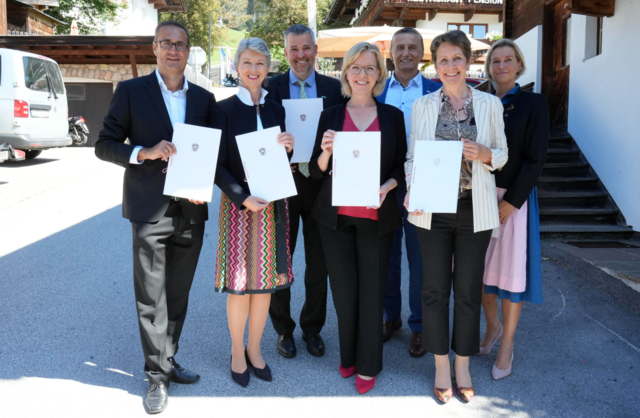 Die Eigentümervertreter*innen von SAL haben am Rande des Forum Alpbach eine Erklärung zur weiteren Unterstützung des Spitzenforschungszentrums bis 2030 unterschrieben (v.l.n.r.): Christoph Ludwig, Gaby Schaunig, Gerald Murauer, Leonore Gewessler, Wilfried Enzenhofer, Sabine Herlitschka, Marion Mitsch | Foto:  SAL / Roland Mühlanger