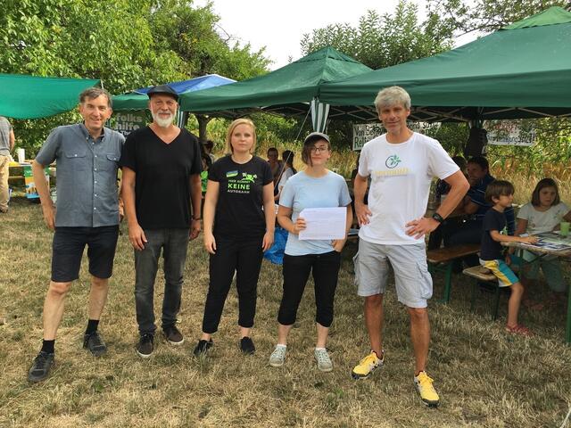 Organisator Helmut Buzzi (Vernunft statt Ostumfahrung), Pia Lutterschmidt (Bodenschutz-Initiative Wiener Neustadt), Agnes Zauner (GLOBAL 2000), Erich Fenninger (Volkshilfe), Christoph Watz (Generalsekretär der Katholischen Aktion der Erzdiözese Wien). | Foto: "Vernunft statt Ostumfahrung"